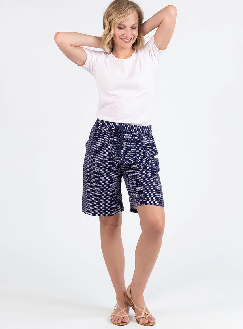 Bermuda femme fluide en viscose imprimée graphique bleu – Image 7