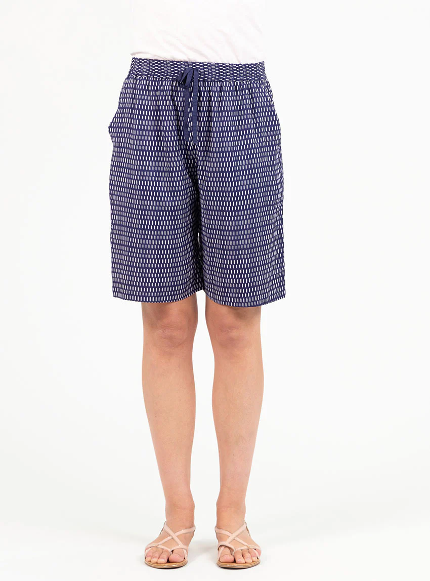 Bermuda femme fluide en viscose imprimée graphique bleu – Image 3